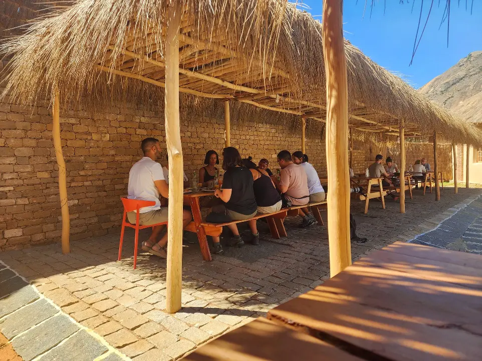 groupe de touristes a table au restaurant anja 