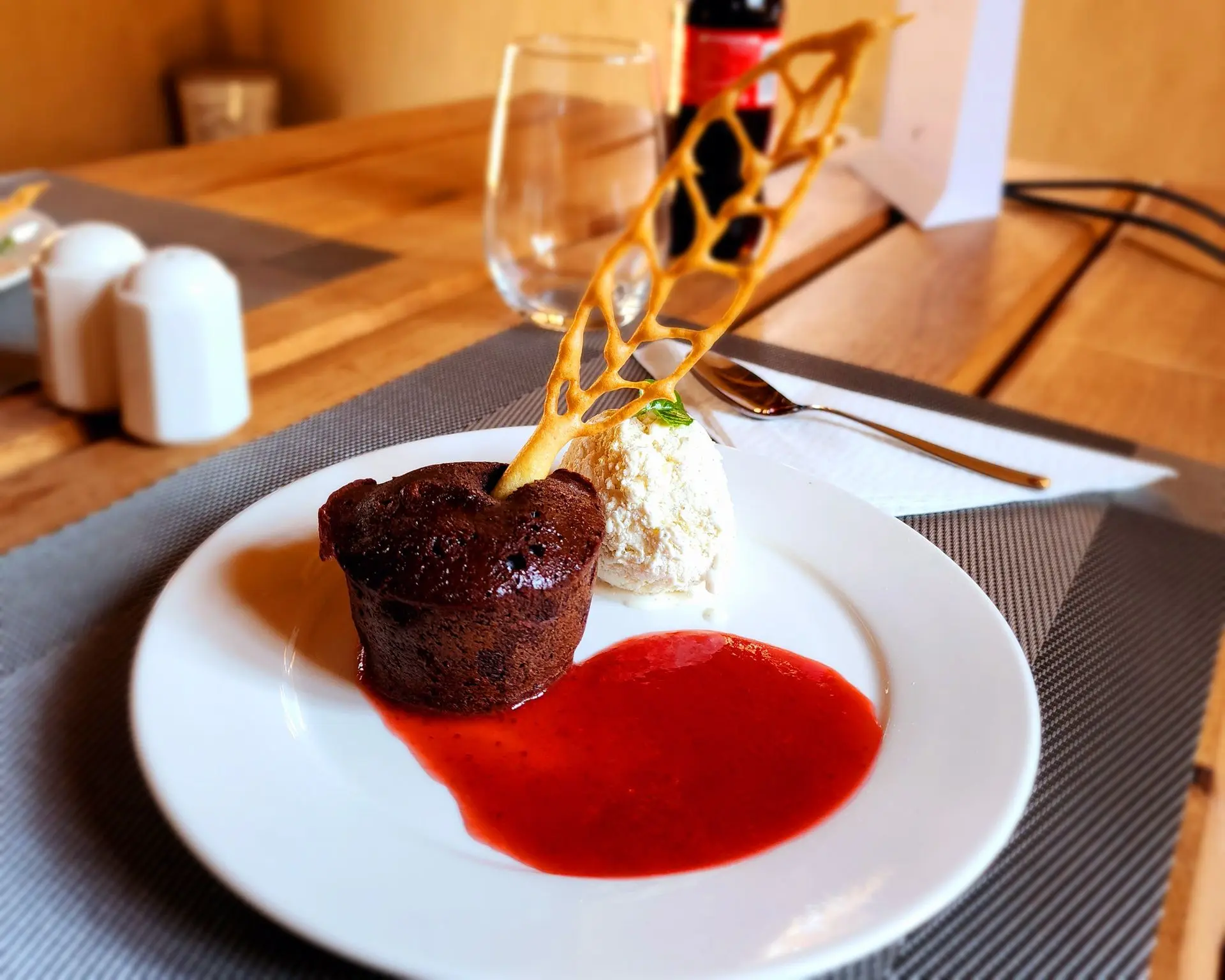 assiette de moelleux chocolat avec coulis de fraise et glace au restraurant anja reserve