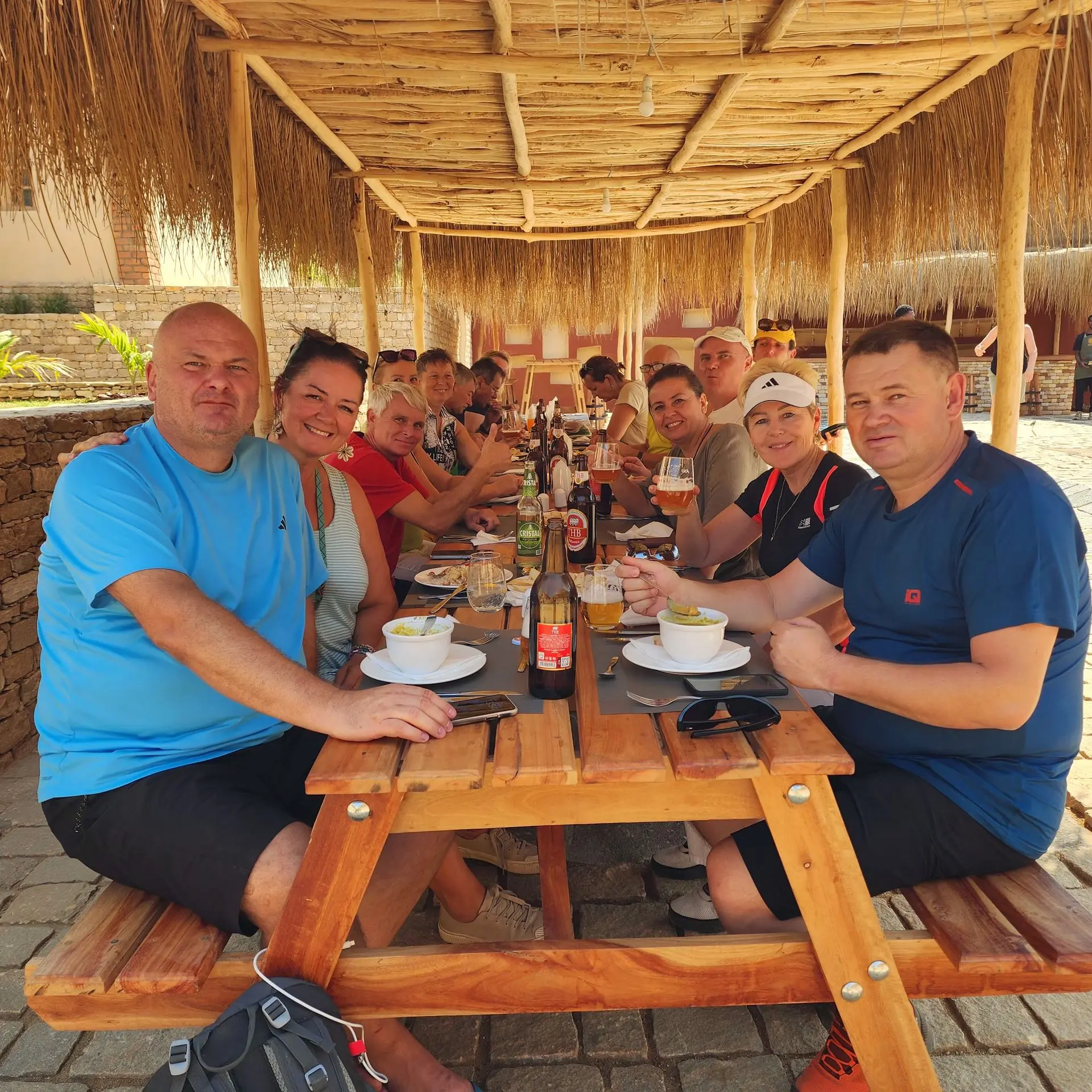 table de touristes heureux dejeunant au restaurant the anja reserve restaurant