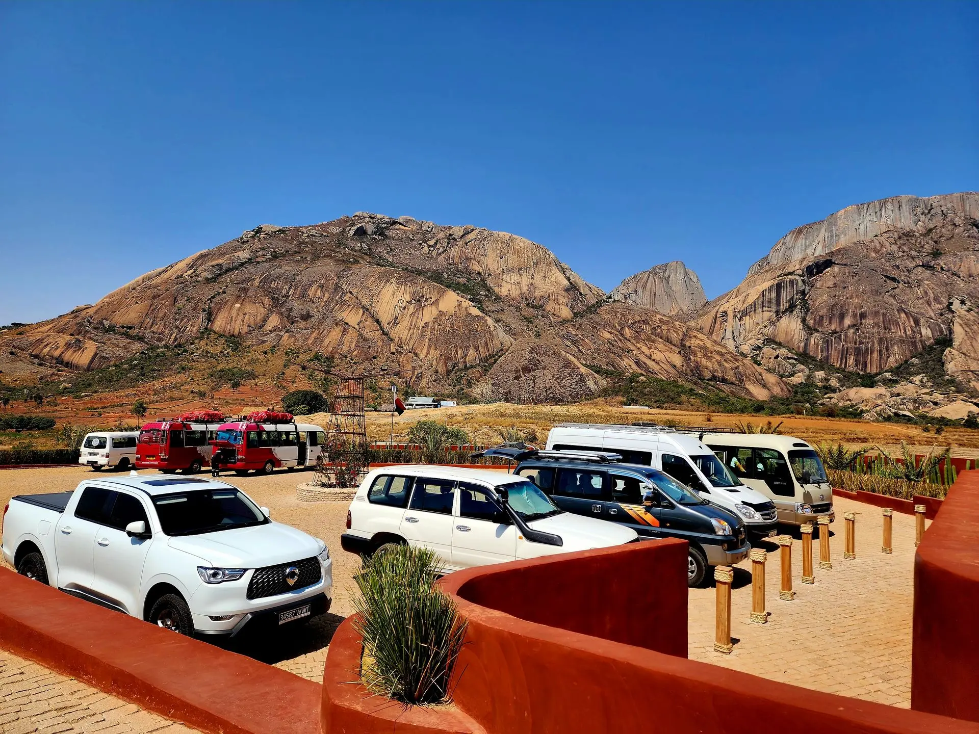 vue sur le parking du restaurant pleins de cars de touristes