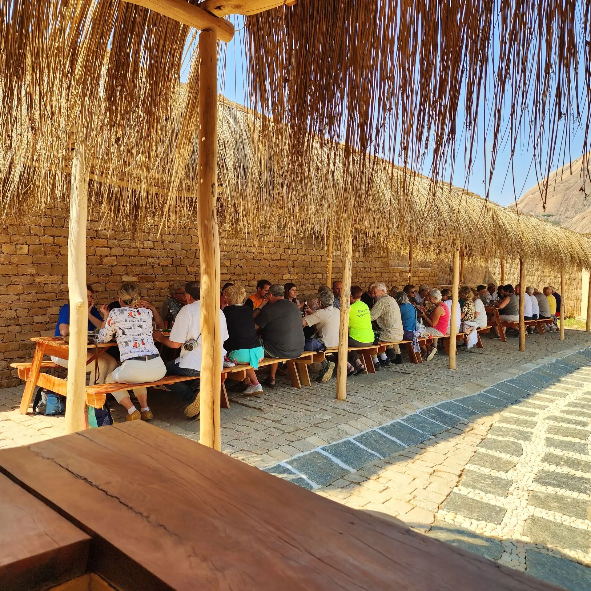 groupe de 50 touristes espagnoles a table 