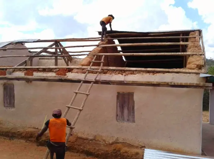 ecole sans toit en train d'etre reconstruit deux villegois bestileo sur la photo