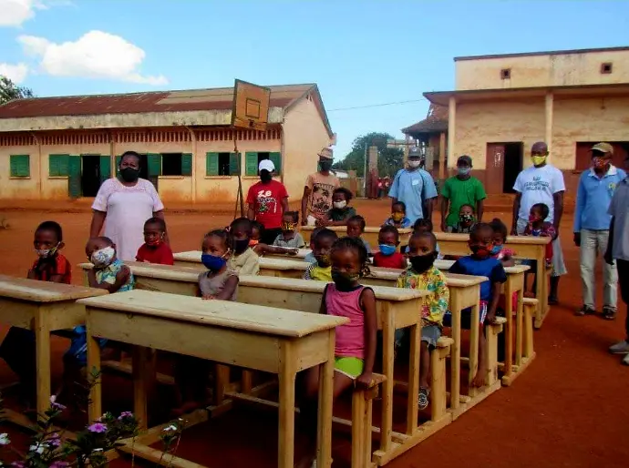 ecoliers ambalavao assis fierment sur nouveau banc et table ecole don par famille ragon