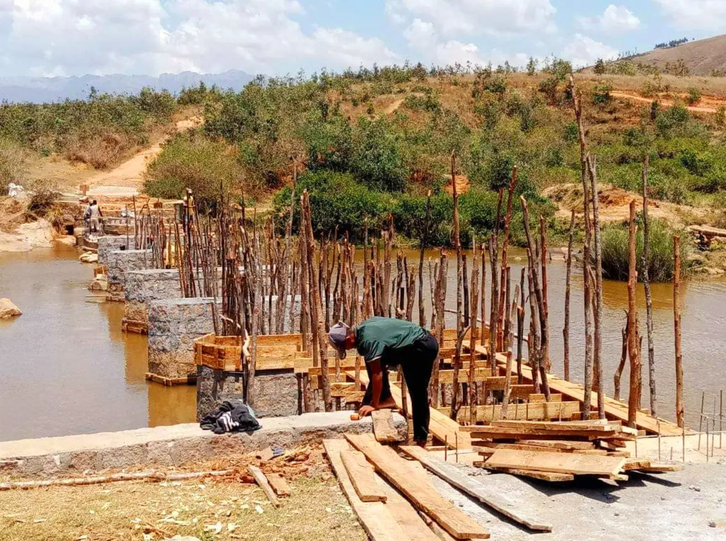 reabilitation pont sur andrigitra parc avec personnel des ragon