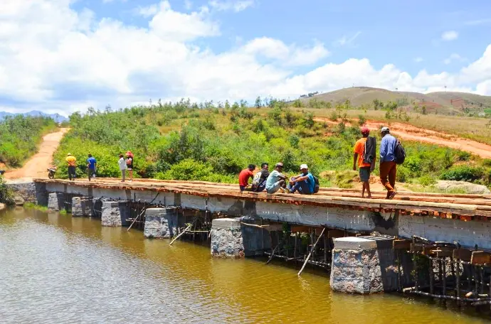 pont anamoly pic boby entiierement fini avec le personnel ragon asisis sur le pont